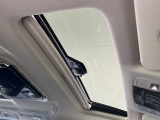 【サンルーフ】開放感たっぷりの希少装備、サンルーフが装着されています!車内に明かりを取り入れたり景色を楽しむ以外にも、車内の空気も簡単に換気できて快適です!