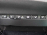 シートには、背もたれと座面から爽やかな風が吹き出るシートベンチレーション機能を搭載。夏の暑い日にもシートと密着している背中や足腰の蒸れを防ぎ、快適なドライブを楽しむことができます。