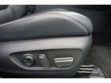 運転席にはパワーシートが付いております。パワーシートは指先1つで操作出来るためチカラの弱い女性の方でもシートに座ったまま操作出来ます♪