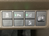 ハンドルの右側にはヘットライトリベライザーとHondaセンシング用のメインスイッチがついています。ヘッドライトリベライザーは道路状況や積荷の加重に応じてライトの高さを調節できます。
