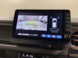 リバースギアに入れるだけで後方の表示へ切り替わります。夜間や雨の日の駐車も楽になりますよ。