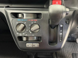 エアコンはダイヤルを回すだけで温度と風量調節ができるので暑い夏や寒い冬も車内快適です♪
