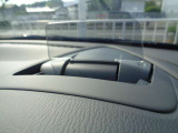 必要な情報を投影するヘッドアップディスプレイ(運転席前のガラス等に車速やナビ情報を投影する機能)。視線移動を抑え、速度やナビのルート案内、安全警告を直感的に確認。長距離運転でも疲れません。