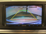 リバースギアに入れるだけで後方の表示へ切り替わります。夜間や雨の日の駐車も楽になりますよ。