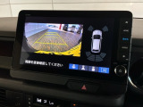 リバースギアに入れるだけで後方の表示へ切り替わります。夜間や雨の日の駐車も楽になりますよ。