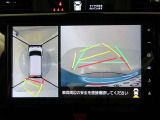 パノラミックビューモニターを装備。車を真上から見るように周囲を確認できます。機能の詳細は販売店スタッフまでお尋ねください。