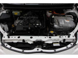 エンジンルームの樹脂部分は丁寧に磨いてツヤをだしています。当社の中古車のエンジンルームクリーニングはとても自信があります★