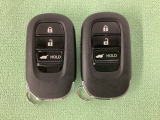 スマートキーを装備しています。鍵を差し込むことなくドアロックの開け閉めと、スタートボタン操作でのエンジンスタートができます。ボタン操作でトランクが開けられる電動テールゲートのボタンもついています。