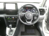 運転席からの視界はこんな感じです☆お気軽にご来店いただき、実際に座って是非お確かめください。ドライバーに寄り添う快適な操作フィールをもたらすステアリングです。