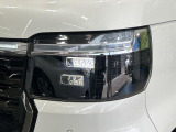 【LEDヘッドライト】悪天候や夜間走行時も良好な視界を確保し安心して運転できる高輝度LEDヘッドライトを装備!点灯速度が早く、消費電力も抑えられています。