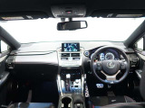 高いホールド性で運転姿勢が安定します。長距離ドライブでも疲れにくいのが魅力です。快適なドライビングライフをお送りください♪