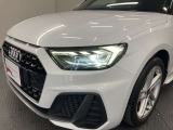 マトリクスLEDヘッドライトは、ロービーム用のLEDライトと、ひとつのユニットに多数のLEDが組み込まれたハイビーム用ヘッドライトが組み合わされた革新のヘッドライトです。