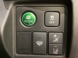 Hondaセンシング用の、VSA(ABS+TCS+横滑り抑制)解除と路外逸脱抑制機能のオンオフスイッチなどはハンドルの右側に装備しています。燃費に役立つECONボタンもここです。