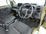 シンプルで使いやすいデザインの運転席です。