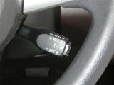 【レーダークルーズコントロール】(全車速追従機能付)付きです。車速に応じて追従支援してくれるので、ロングドライブも快適です。詳細は販売店スタッフまでおたずねください。