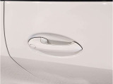 【デザインとの融合】BMWデザイナーが創り出したボディデザインを損なう事のない様に配置とデザインに拘っています。ドアノブについてもBMWの拘りに妥協はありません。