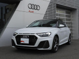 シングルフレームに燦然と輝くAudiのシンボルである4つの輪。4つの自動車メーカーが手を組み、Auto Unionを設立したことに由来します。