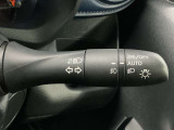 【オートライト】車のセンサーが周囲の明るさを感知し、自動でヘッドライトを点灯・消灯する機能です。この機能は夕暮れ時の交通事故が多い時間帯の安全性を高めてくれます。