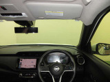 ドライバー目線で、使いやすく安全操作性と良好な視界を実現した運転席です。