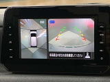 【アラウンドビューモニター】車を上から見下ろしているかのような映像で周囲の状況がひと目で確認、狭い駐車場に駐車するときも安心です♪