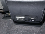 後席で携帯電話を2機充電できます。AC100Vコンセントも装備