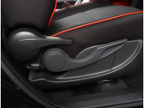 運転席にはレバー式のシートリフター付ですので、ご自分にあった高さで運転が可能です。