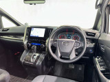 運転席まわりです。 各操作スイッチは使いやすい位置に配置されてます。
