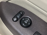 ハンドルの右側に電動格納付きパワーミラーの操作スイッチがついています。左右のサイドミラーの角度調節も微調整ができて便利です。