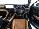 革巻きステアリングで快適な操作性の運転席です。