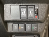両側電動スライドドアは運転席から操作ができるよう、操作スイッチが付いています。Hondaセンシング用のVSA(ABS+TCS+横滑り抑制)解除と路外逸脱抑制機能などのスイッチがあります。