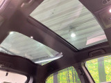 【パノラマルーフ】大型のガラスルーフ搭載で車内の解放感が一気にアップ!開放的なドライブをお楽しみいただけます。