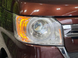 【LEDヘッドライト】悪天候や夜間走行時も良好な視界を確保し安心して運転できる高輝度LEDヘッドライトを装備!点灯速度が早く、消費電力も抑えられています。