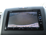 バックカメラが付いています。雨や夜でも後方確認が可能です。目視とあわせて、ご利用ください!