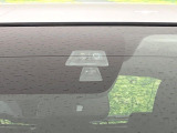 【i-ACTIVESENSE】走行中に前方の車両等を認識し、衝突しそうな時は警報とブレーキで衝突回避と被害軽減をアシスト。より安全にドライブをお楽しみいただけます。