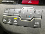 【オートエアコン】一度お好みの温度に設定すれば、車内の温度を検知し風量や温度を自動で調整。暑い&hellip;寒い&hellip;と何度もスイッチ操作をする必要はありません。快適な車内空間には必須の機能ですね♪
