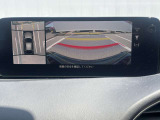 360度ビューカメラを搭載。4方の小型カメラの映像を処理し、車両真上からの映像に変換しています。