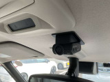 【ドライブレコーダー】走行中や駐車中の映像を高画質で記録し、事故やトラブル発生時の状況確認に役立つ安心装備。あおり運転対策や証拠保全にも有効で、日常のドライブをより安全にサポートします。