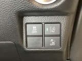 Hondaセンシング用の、VSA(ABS+TCS+横滑り抑制)解除と路外逸脱抑制機能のオンオフスイッチなどはハンドルの右側に装備しています。