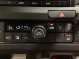 セレクトレバーの左上にオートエアコンがついてますので簡単操作で快適に過ごせます。運転席にはシートヒータースイッチ内蔵で2段階に温度設定ができます。