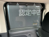 日射しをシャットアウトするロールサンシェードです