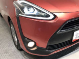 【LEDヘッドライト】悪天候や夜間走行時も良好な視界を確保し、安心して運転できるLEDヘッドライトを装備!点灯速度が速く、消費電力も抑えられます。