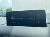 お手元のスマートフォンと接続して頂く事で使用可能な「AppleCarPlay/AndroidAuto」電話の応答は勿論、メッセージの受信やLINE、音楽接続からナビアプリの使用まで幅広く活躍致します。