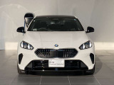 BMWらしいワイドなキドニーグリルとシャープなLEDヘッドライトが、スポーティで存在感あるフロントフェイスを演出します。