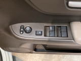 【パワーウィンドウスイッチ】ワンタッチで、パワーウインドウやドアミラーを操作できます。