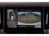 【パノラミックビューモニター】 後退時に車両の後ろ側を表示するだけでなく上から見たような映像で車庫入れなどバックする際に安心です。
