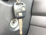 【キーレス】少し離れた場所からでもボタン一つでドアの開錠・施錠ができるのでとっても便利!ドアの鍵穴周りに傷をつけることもありません♪