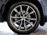 BMWの純正アロイホイールは軽量かつ強度にも優れているホイールで走行性能を引き上げる設計になっております。足元にもBMWは妥協がなくこだわっている個所になります。