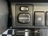 狭い駐車場で便利な電動格納ドアミラーが付いています。