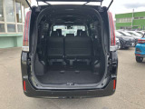 リヤシートを格納すれば、低床で大容量の荷台となりたっぷりとお荷物が積めて大活躍します!