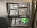 両側電動スライドドアは運転席から操作ができるよう、操作スイッチが付いています。Hondaセンシング用のVSA(ABS+TCS+横滑り抑制)解除と路外逸脱抑制機能などのスイッチがあります。